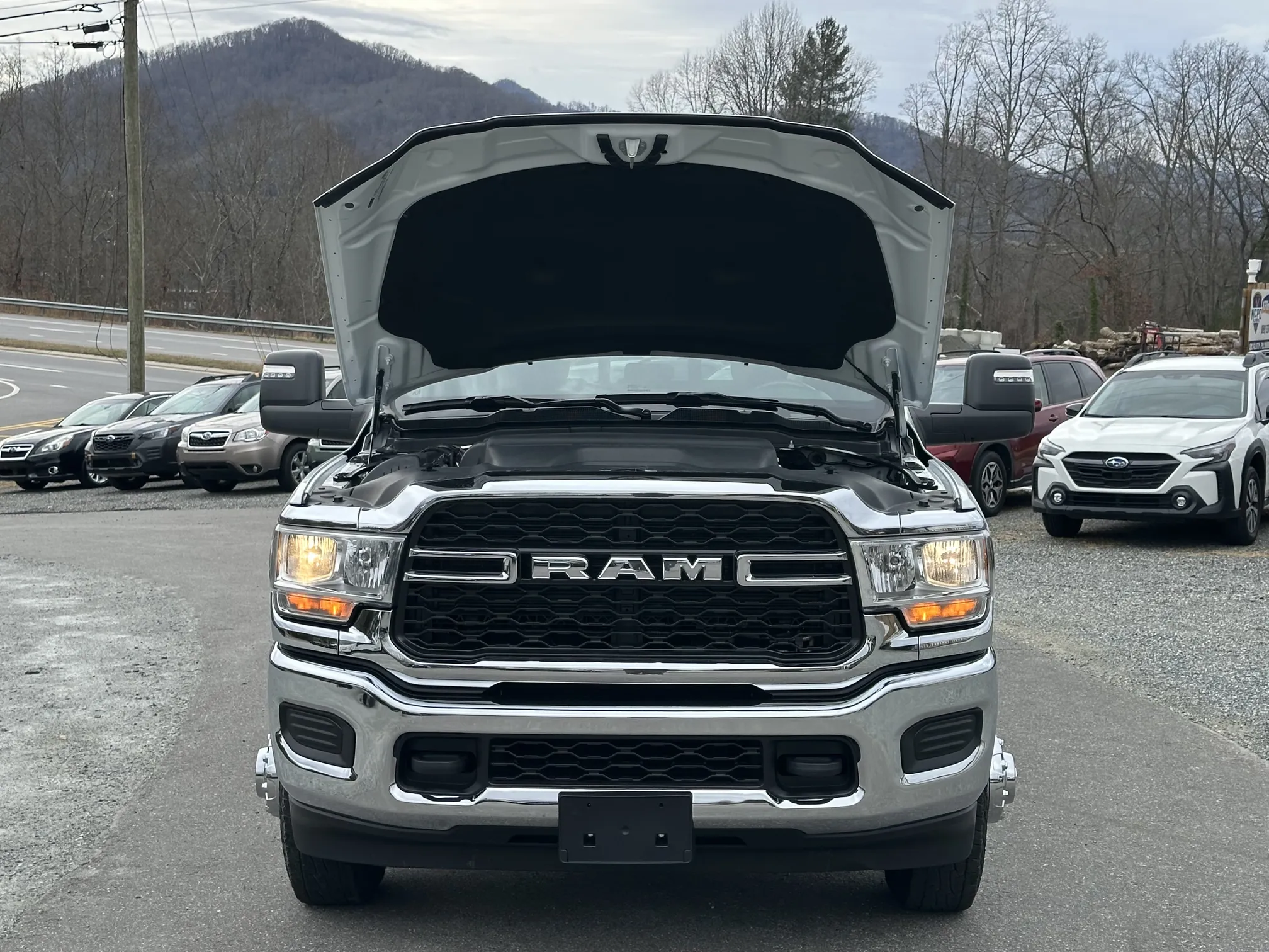 2024 RAM 3500 tradesman 4x4 crew cab 8' box - White