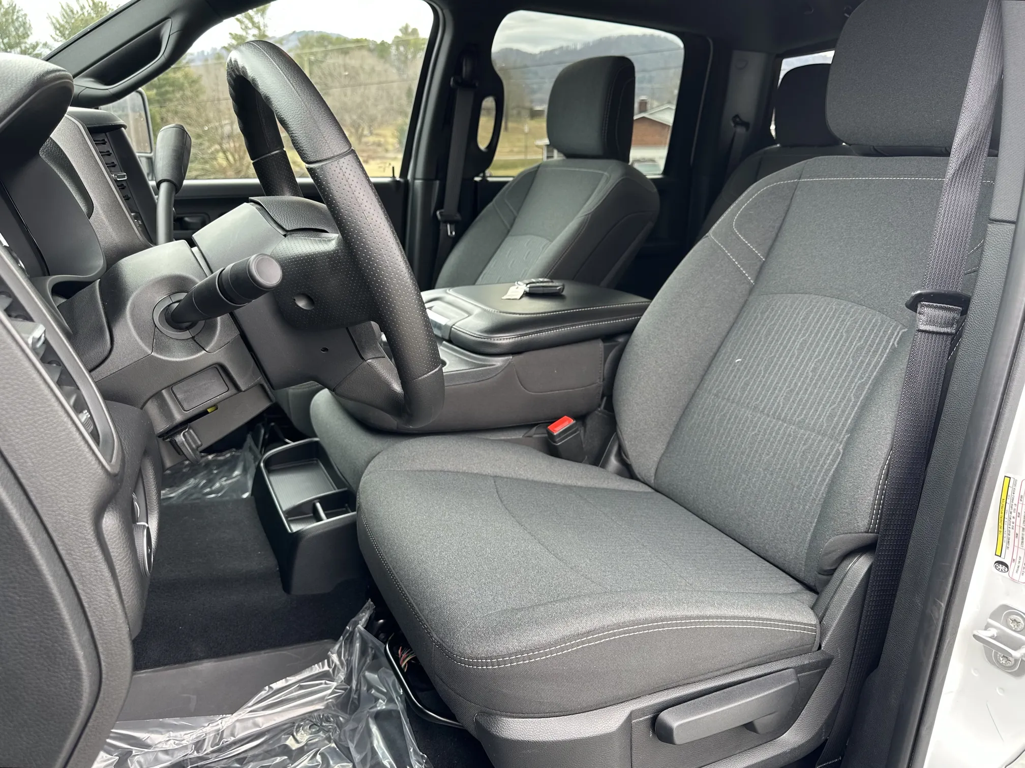 2024 RAM 3500 tradesman 4x4 crew cab 8' box - White