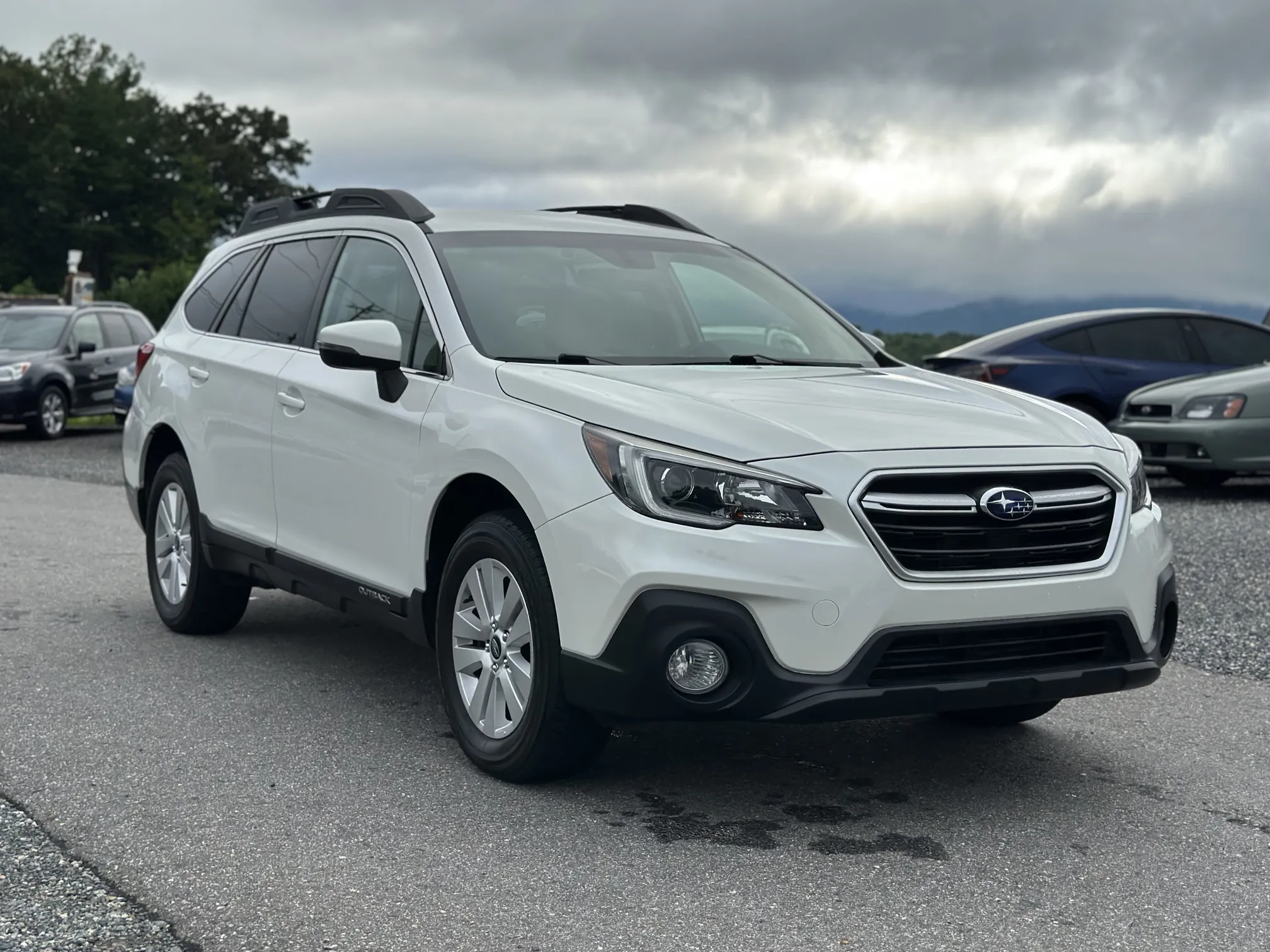2018 Subaru Outback Premium - White