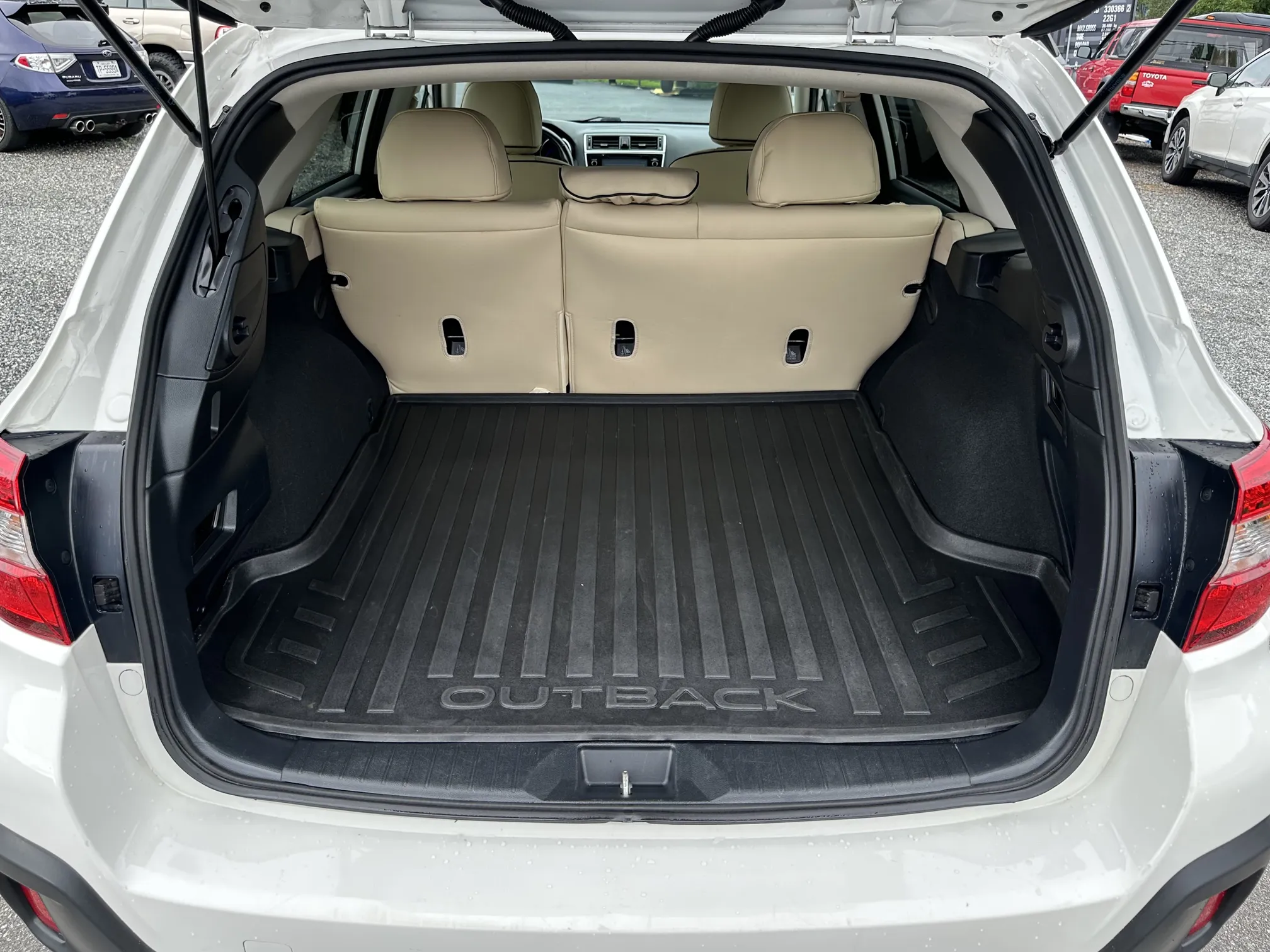 2018 Subaru Outback Premium - White